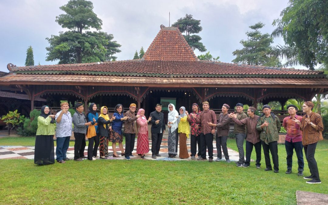 Wearing Traditional Clothes, Indonesian Literature Study Program FIB Undip Held a Meeting at Melva Balemong