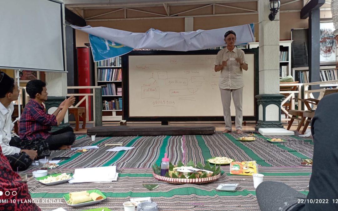 The Lyrical Gazebo of the Professor of Indonesian Literature Study Program FIB UNDIP Accommodates Cultural Activities in Kendal