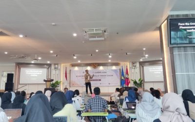 A lecturer in Indonesian Literature gives presentation training at the Faculty of Psychology at Undip Using a Phenomenological Reading Approach