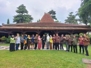 Ruang Pertemuan Tradisional Prodi Sastra Indonesia FIB UNDIP