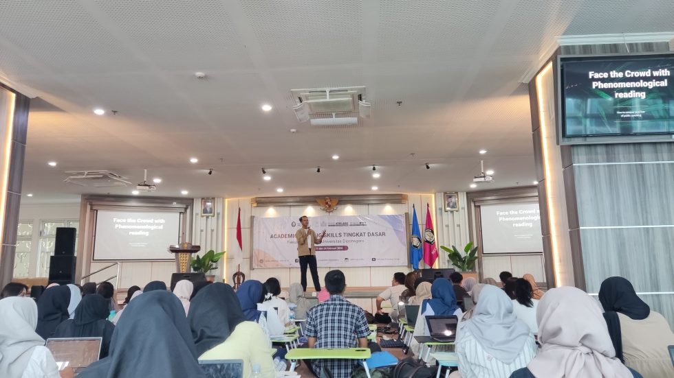 A lecturer in Indonesian Literature gives presentation training at the Faculty of Psychology at Undip Using a Phenomenological Reading Approach