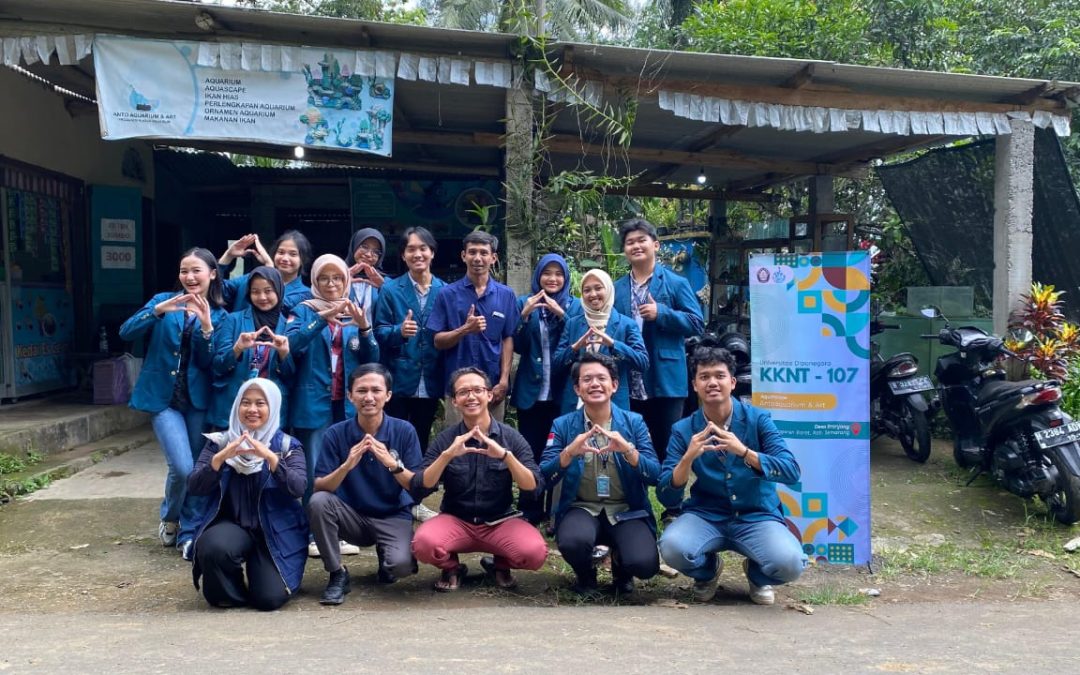 KKN-T 107 UNDIP Dukung Digitalisasi UMKM Antoaquarium & Art di Desa Branjang