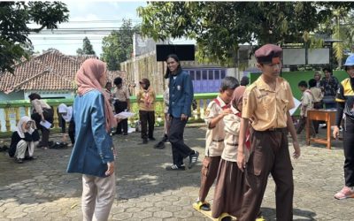 Mahasiswa Sasindo dan Tim KKN UNDIP Ajak Siswa SDN 02 Gedawang Lestarikan Permainan Tradisional Lewat Program “Tembang”